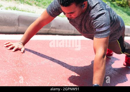 Gesunder aktiver Mann, der Liegestütze im Freien macht Stockfoto