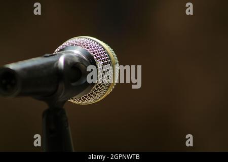 Audio-Aufnahmematerial Dynamisches Handmikrofon auf dem Ständer im Saal Stockfoto