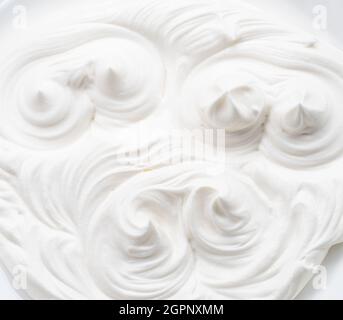 Pics und Wellen in Joghurt oder Creme Oberfläche. Draufsicht. Stockfoto