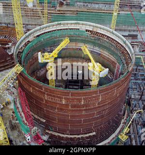 Ein Blick auf das im Bau befindliche Reaktor-Containment-Gebäude im Kernkraftwerk Sizewell 'B', der die Fortschritte beim Bau des Stahlliner zeigt. Sizewell 'B' ist eines von zwei Kernkraftwerken an der Küste von Suffolk in der Nähe des Dorfes Sizewell. Sizewell 'A', sein Vorgänger, ist dabei, stillgelegt zu werden. Sizewell 'B' ist ein Druckwasserreaktor (PWR), der erste seiner Art in Großbritannien. John Laing plc wurde am 19. Mai 1987 der Auftrag für die wichtigsten Tiefbauarbeiten erteilt. Sizewell 'B' wurde 1995, nach 8 Jahren Bauzeit, und fertiggestellt Stockfoto