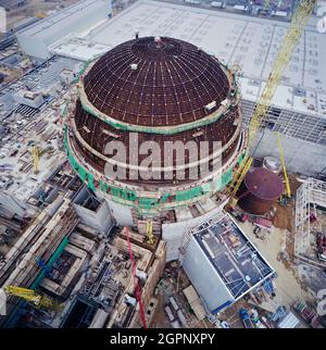 Das im Bau befindliche Reaktorgebäude im Kernkraftwerk Sizewell 'B', von einem Turmdrehkran aus nach Norden gesehen, zeigt den Stahlliner des Kuppeldachs. Sizewell 'B' ist eines von zwei Kernkraftwerken an der Küste von Suffolk in der Nähe des Dorfes Sizewell. Sizewell 'A', sein Vorgänger, ist dabei, stillgelegt zu werden. Sizewell 'B' ist ein Druckwasserreaktor (PWR), der erste seiner Art in Großbritannien. John Laing plc wurde am 19. Mai 1987 der Auftrag für die wichtigsten Tiefbauarbeiten erteilt. Sizewell 'B' wurde 1995 nach 8 Jahren Bauzeit, A, fertiggestellt Stockfoto