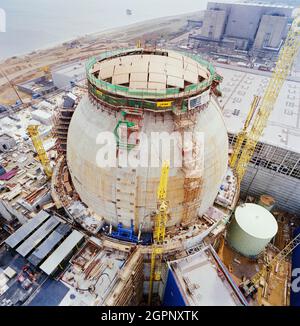 Blick nach Südosten in Richtung Reaktorkuppel während des Baus des Kernkraftwerks Sizewell 'B', zeigt den Beginn der Arbeiten an der Schalung für die sekundäre Containment-Schicht. Das primäre Containment-Gebäude für den Atomreaktor wurde am 9. Juli 1992 „aufgestockt“. Anschließend begannen die Arbeiten am Bau der sekundären Einhausung, wobei zwischen den beiden Betonschichten ein Luftspalt von 3 m zurückblieb. Die sekundäre Einhausung wurde im Oktober 1993 in einer Zeremonie zur Fertigstellung der Struktur „aufgestockt“. Stockfoto