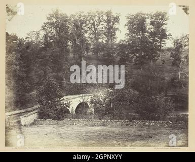 Burnside Bridge, Across Antietam Creek, Maryland, September 1862. Albumin-Druck, pl. 20 aus dem Album "Gardner's Photographic Sketch Book of the war, Band 1" (1866). Stockfoto