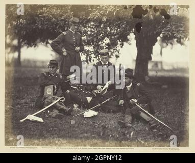 Studying the Art of war, Juni 1863. [Gruppenportrait von Offizieren der Unionsarmee und einem ausländischen Militärbeobachter: Major Ludlow, Oberst Ulric Dahlgren (stehend), Oberstleutnant Dickson ('trägt einen Strohhut'), Graf (Ferdinand von) Zeppelin und Leutnant Rosencranz. Dickson und Zeppelin scheinen eine Kopie von Sun Tzus militärischem Text „The Art of war“] zu kommentieren. Albumin-Druck, pl. 45 aus dem Album "Gardner's Photographic Sketch Book of the war, Band 1" (1866). Stockfoto