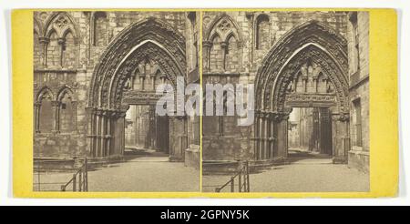 Tür der Abtei Holyrood, 1867. [Zerstörte Kirche aus dem 12. Jahrhundert in Edinburgh, Schottland]. Albumen-Druck, Stereokard. Stockfoto