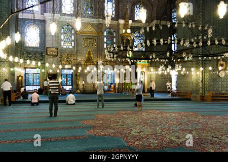 Istanbul, Türkei; 27. Mai 2013: Muslime beten in der Neuen Moschee. Stockfoto