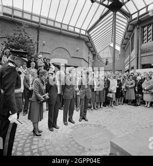 S.H. der Herzog von Gloucester und der Bürgermeister von Carlisle, Ratsmitglied Ian Stockdale, mit anderen Würdenträgern, die neben einer Gedenktafel zur offiziellen Eröffnungsfeier des Lanes Shopping Centers standen. Der Auftrag für das Lanes Shopping Center wurde im Oktober 1982 an John Laing Construction, Northern Division, vergeben. Die H-Typ-Konfiguration des Komplexes wurde aus Stahlbetonrahmen auf Pfahldeckeln und Bodenbalken gebaut, mit einem großen Kellerbereich am unteren Ende des Standorts. Der Komplex umfasste vier große Geschäfte, 50 kleinere Einkaufseinheiten, ein THR Stockfoto