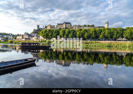 Stadtansicht mit Burg und Fluss Vienne, Chinon, Frankreich | Stadtbild mit dem Fluss Vienne und dem Schloss in Chinon, Loire-Tal, Frankreich Stockfoto