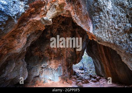 Cavern at the Archways, ein halboffenes Höhlensystem im Chillagoe-Mungana Caves National Park, North Queensland, Australien Stockfoto