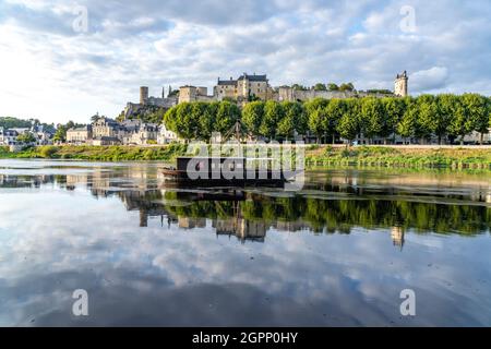 Stadtansicht mit Burg und Fluss Vienne, Chinon, Frankreich | Stadtbild mit dem Fluss Vienne und dem Schloss in Chinon, Loire-Tal, Frankreich Stockfoto