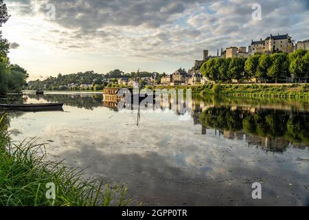 Stadtansicht mit Burg und Fluss Vienne, Chinon, Frankreich | Stadtbild mit dem Fluss Vienne und dem Schloss in Chinon, Loire-Tal, Frankreich Stockfoto