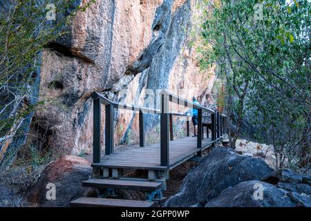 Promenade an der Wullumba Art Site, Chillagoe-Mungana Caves National Park, North Queensland, Australien Stockfoto