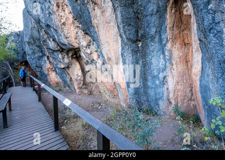 Promenade an der Wullumba Art Site, Chillagoe-Mungana Caves National Park, North Queensland, Australien Stockfoto