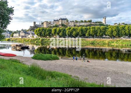 Stadtansicht mit Burg und Fluss Vienne, Chinon, Frankreich | Stadtbild mit dem Fluss Vienne und dem Schloss in Chinon, Loire-Tal, Frankreich Stockfoto