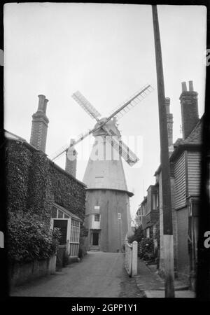 Union Mill, The Hill, Cranbook, Tunbridge Wells, Kent, 1932. Ein Blick auf Union Mill aus dem Süden, der die Schmehlmühle intakt zeigt. Diese Schmehlmühle wurde 1814 erbaut. Als das Foto aufgenommen wurde, war es eine funktionierende Mühle, aber bis 1952, als es als denkmalgeschütztes Gebäude bezeichnet wurde, wurde es hauptsächlich von Elektrizität und nicht von Windkraft betrieben. Die Mühle wurde Ende der 1950er Jahre repariert und in den frühen 2000er Jahren wurden weitere größere Arbeiten durchgeführt. Stockfoto