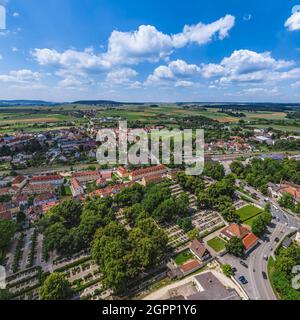 Blick aus der Vogelperspektive auf die kleine fränkische Stadt Weißenburg Stockfoto