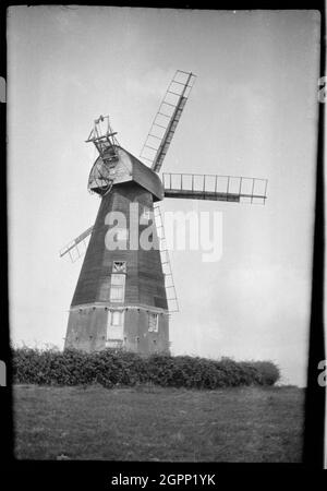 Ringle Crouch Green Mill, Ringle Crouch, Sandhurst, Tunbridge Wells, Kent, 1932. Eine Ansicht der Ringle Crouch Green Mill, die die überwiegend intakte Smockmühle zeigt. Diese Schmeichmühle wurde 1844 erbaut und war die einzige bekannte fünf-Sweep-Maismühle in Kent. Nach dem Foto wurde der Körper der Mühle entfernt und die Überreste als Lagerhaus verwendet. Stockfoto