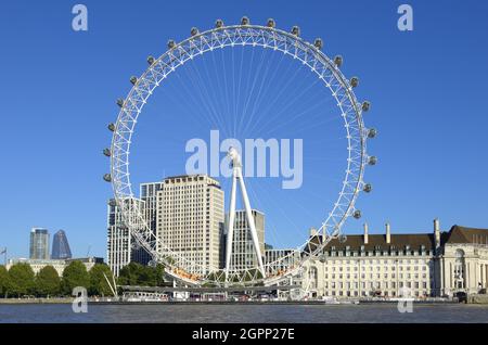 London, England, Großbritannien. Das London Eye / Millennium Wheel, das Shell Center (L) und die County Hall (R) von der anderen Flussseite aus gesehen Stockfoto