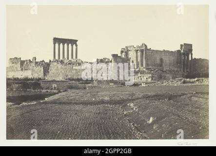 Baalbec, aus dem Süden, 1857. Albumin-Druck, pl. 16 aus dem Album "Egypt and Palestine, Volume i" (1858). Stockfoto