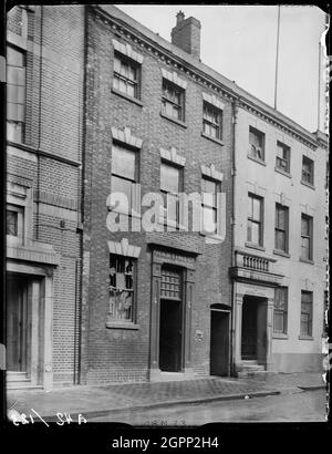 St Paul's Square, Jewellery Quarter, Birmingham, 1941. Das Äußere des 38 St. Paul's Square, die Räumlichkeiten von Martin &amp; Company, Brassfounders und Woodworkers. Diese Ansicht zeigt, dass die Fenster gebrochen sind, wahrscheinlich infolge von Bombenangriffen der Luftwaffe. Die Luftangriffe auf Birmingham begannen im August 1940 und endeten im April 1943. Stockfoto