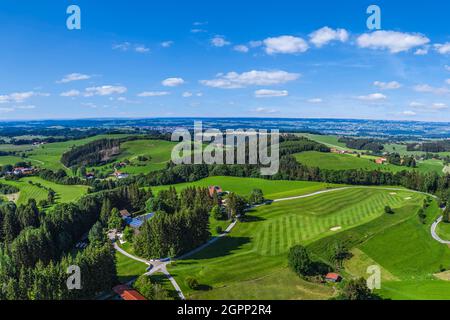 Blick auf einen Golfplatz idyllisch eingebettet in die Natur des Oberallgäu bei Kempten. Stockfoto