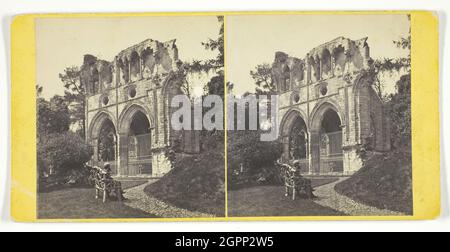 Dryburgh Abbey - Grab von Sir Walter Scott, Mitte des 19. Jahrhunderts. [Zerstörte Abtei in Schottland]. Albumen-Druck, Stereokard. Stockfoto