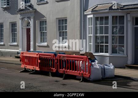 Rote Kunststoffbarrieren in High Street, Warwick, Warwickshire, England, Großbritannien Stockfoto