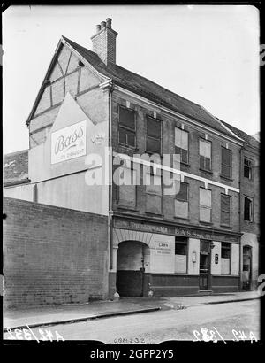 Mermaid Inn, Gosford Street, Coventry, 1941. Das Mermaid Inn in der Gosford Street 109. Die Fenster des öffentlichen Hauses sind an Bord, wahrscheinlich aufgrund von Bombenschäden. Das Stadtzentrum von Coventry wurde am 14. November 1940 durch Luftangriffe verwüstet. Die Bombenangriffe ließen die nahe gelegene Kathedrale in Ruinen zurück und zerstörten einen Großteil des historischen Gewebes der Stadt. Stockfoto