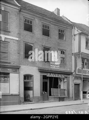 Gosford Street, Coventry, 1941. Blick auf einen Teil des Mermaid Inn und die Räumlichkeiten der Traufe in der Gosford Street 110, die Bombenschäden zeigen. Das Stadtzentrum von Coventry wurde am 14. November 1940 durch Luftangriffe verwüstet. Die Bombenangriffe ließen die nahe gelegene Kathedrale in Ruinen zurück und zerstörten einen Großteil des historischen Gewebes der Stadt. Stockfoto