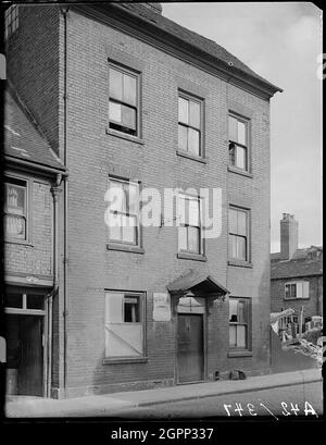 Little Park Street, Coventry, 1941. Das Äußere der 83 Little Park Street zeigt Schäden, die bei Luftangriffen entstanden sind. Das Stadtzentrum von Coventry wurde durch Luftangriffe im November 1940 verwüstet. Die Bombardierung hinterließ die Kathedrale in Ruinen und zerstörte einen Großteil des historischen Gewebes der Stadt. Stockfoto