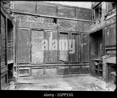 Little Park Street, Coventry, 1941. Das Innere der 90 Little Park Street zeigt Bombenschäden. Das Stadtzentrum von Coventry wurde durch Luftangriffe im November 1940 verwüstet. Die Bombardierung hinterließ die Kathedrale in Ruinen und zerstörte einen Großteil des historischen Gewebes der Stadt. Stockfoto