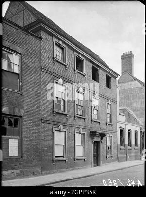 Little Park Street, Coventry, 1941. Das Äußere der 91 Little Park Street zeigt Bombenschäden an den Fenstern und die Überreste der 90 Little Park Street rechts vom Rahmen. Das Stadtzentrum von Coventry wurde durch Luftangriffe im November 1940 verwüstet. Die Bombardierung hinterließ die Kathedrale in Ruinen und zerstörte einen Großteil des historischen Gewebes der Stadt. Ein Großteil der Little Park Street wurde abgerissen. Das Amtsgericht belegt nun den Platz dieses Hauses. Stockfoto