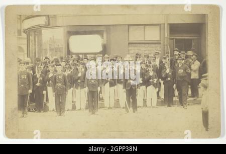 Untitled (Group Portrait of Men in Uniform), 1850/1899. [Soldaten und militärische Kadetten]. Albumin-Druck. Stockfoto