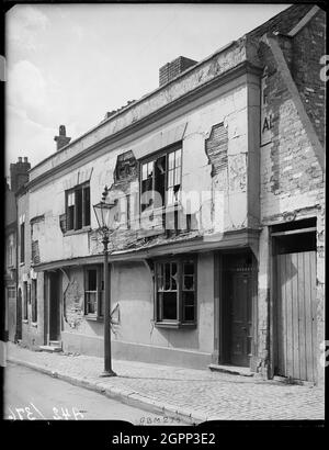 11- 12 Cook Street, Coventry, Coventry, Coventry, 1941. Außenansicht der vorderen Höhe der Cook Street 11-12, zeigt Bombenschäden. Das Stadtzentrum von Coventry wurde 1940 durch Luftangriffe zerstört. Die Bombardierung hinterließ die Kathedrale in Ruinen und zerstörte einen Großteil des historischen Gewebes der Stadt. An diesem Standort befindet sich nun eine Industrieanlage. Stockfoto