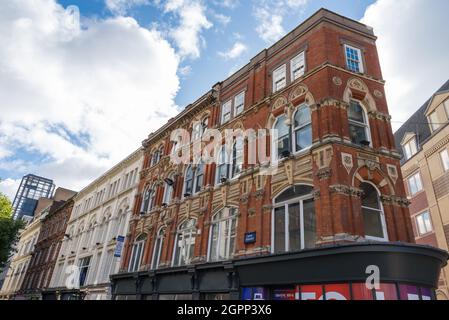 Schmale dekorative rote Backsteingebäude an der Ecke New Street und Pinfold Street im Stadtzentrum von Birmingham Stockfoto