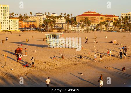 Sonnenuntergang über Touristenmassen am Santa Monica Beach. Kalifornien, USA Stockfoto