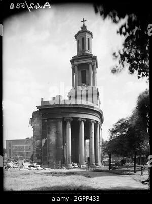 St. Thomas's Church, Bath Row, Lee Bank, Birmingham, 1941. Der Turm und der Portikus der St. Thomas's Church, von Norden aus gesehen, zeigen Bombenschäden. Im Dezember 1940 wurden alle außer dem Turm und dem Westportikus bei einem Luftangriff zerstört. Die Kirche wurde nie wieder aufgebaut, aber im Jahr 1953 wurden die Anlagen zum Gedenken an die Krönung von Königin Elizabeth II. Angelegt 1995, fünfzig Jahre nach dem Ende des Zweiten Weltkriegs, wurden die Gärten als St. Thomas' Peace Garden neu benannt, wo die Überreste der Kirche heute einen Brennpunkt bilden. Stockfoto