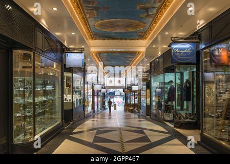 Piccadilly Arcade in der New Street in Birmingham ist ein ehemaliges Kino, das heute eine Einkaufspassage mit künstlerischen Deckengemälden beherbergt Stockfoto