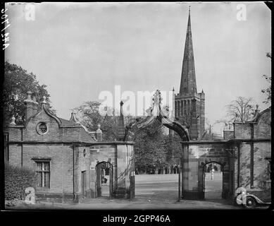 Aston Hall, Gateway, Witton Lane, Aston Park, Aston, Birmingham, 1941. Das Tor und das Tor befinden sich in der Aston Hall mit dem Turm und dem Turm der St. Peter und St. Paul's Church im Hintergrund. Das Tor und die Lodges wurden abgerissen, wahrscheinlich in den späten 1960er oder frühen 1970er Jahren. Stockfoto