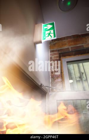 Feuer und Rauch im Gebäude Stockfoto