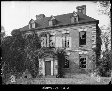 The Rookery, Lichfield Road, Sutton Coldfield, Birmingham, Frühjahr 1942. Die veröde Ostfront der Rookery. Einst als "das größte Ornament und die größte Ergänzung der Stadt Sutton" (Agricola 1762) beschrieben, wurde die Rookery um 1700 von William Jesson aus Langley Hall erbaut. Das Haus war die Heimat von Mitgliedern der Familie Jesson bis in die 1780er Jahre, als Elizabeth Jesson das Haus an Mieter vermietet. Im Jahr 1811 wurde in der Rookery eine Mädchenschule gegründet, und um diese Zeit malte der Künstler David Cox ein Aquarell des Hauses, das sich jetzt in der Tate Gallery befindet. 1871 war es PU Stockfoto