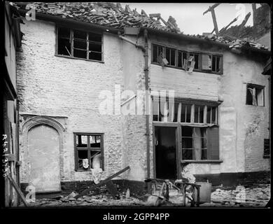 The Great Hall, 127 Oak Street, Norwich, Norfolk, 1942. Die südliche Höhe der Großen Halle am Flowerpot Yard zeigt Bombenschäden. Im April 1942 wurde die große Halle durch einen Bombenanschlag schwer beschädigt und teilweise ausgebrannt. Es wurde seitdem restauriert und ist jetzt ein denkmalgeschütztes Gebäude. Stockfoto