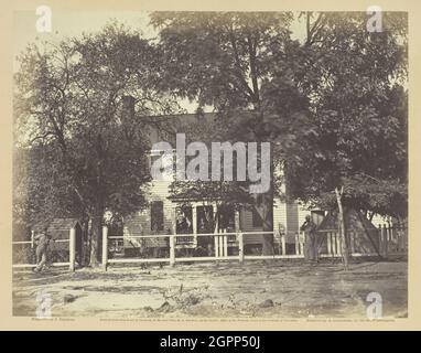 Aiken House, auf der Weldon Railroad, Virginia, Februar 1865. [Szene aus dem amerikanischen Bürgerkrieg: Menschen vor einem Klapptafel-Gebäude]. Albumin-Druck, pl. 71 aus dem Album "Gardner's Photographic Sketch Book of the war, Band ii" (1866). Stockfoto