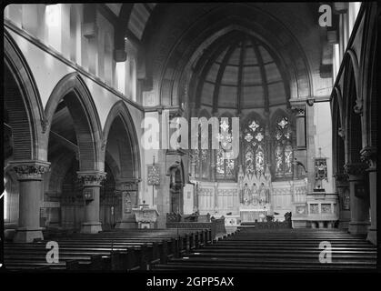 St Clement's Church, Chapeltown Road, Sheepscar, Leeds, 1942. Eine Innenansicht des Kirchenschiffs und des Apsidalkanals der St.-Clemens-Kirche, vom westlichen Ende aus gesehen und um 1976 abgerissen. Die Kirche wurde um 1868 nach Plänen von George Corston gebaut. Es verfügt über ein schiffiges Schiff aus fünf Buchten, eine Nord- und Südhalle, Sakristei, südöstlicher Turm und einen Apsidal-Chor. Die Arkaden hatten breite Spitzbögen auf eckigen zylindrischen Pfeilern, und oben waren paarige runde klerestorische Fenster. Der Kanzelbogen hat kurze Säulen mit korinthischen Kapitellen und einen spitzen Bogen mit zwei Ordnungen. Die Apsis hatte möglicherweise acht b Stockfoto