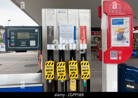 Warminster, Wiltshire, Großbritannien - 28. September 2021: Ein No Fuel-Schild auf dem Vorplatz einer ESSO-Tankstelle in East Street, Warminster, Wiltshire, Großbritannien Stockfoto