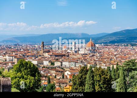 Blick auf Florenz von der Piazzale Michelangelo, mit Kathedrale im Hintergrund. Blauer Himmel und ein Paar zu Fuß. Toskana Region, Italien. Stockfoto