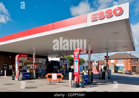 Warminster, Wiltshire, Großbritannien - 29. September 2021: Eine ESSO-Tankstelle in East Street, Warminster, England, ohne Benzin. Stockfoto