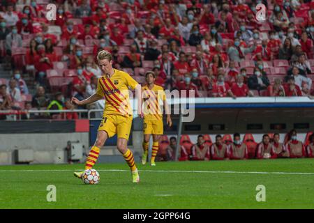 29. September 2021. Lissabon, Portugal. Barcelonas Mittelfeldspieler aus den Niederlanden Frenkie de Jong (21) in Aktion während des Spiels der 2. Runde der Gruppe E für die UEFA Champions League, Benfica gegen Barcelona Credit: Alexandre de Sousa/Alamy Live News Stockfoto