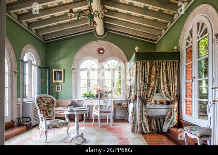 Florale Stoffe in hellen, geräumigen Schlafzimmern, Gardasee. Stockfoto