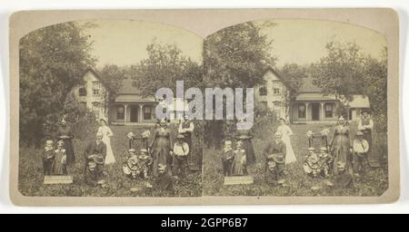 Untitled [family Group], 21. August 1888. [Porträt von Erwachsenen und Kindern im Garten eines Hauses mit Veranda. Unten links steht auf einem Schild E. Johnson mit dem Datum]. Albumen-Druck, Stereokard. Stockfoto